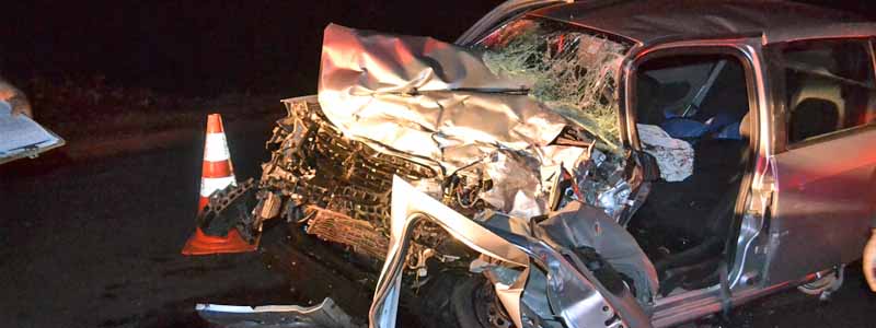 Motorista fica preso às ferragens após colidir frontalmente contra carreta