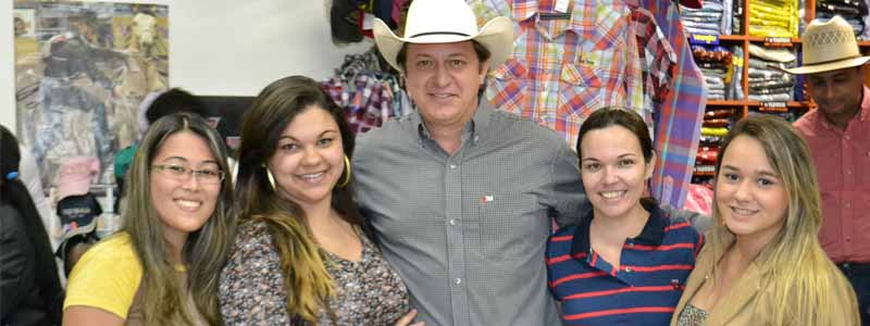 Locutor Almir Cambra posa para fotos ao lado dos fãs na Central Esportes