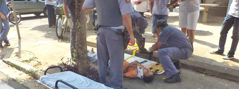 Com fortes dores, ciclista é levada ao pronto socorro após ser atropelada por carro