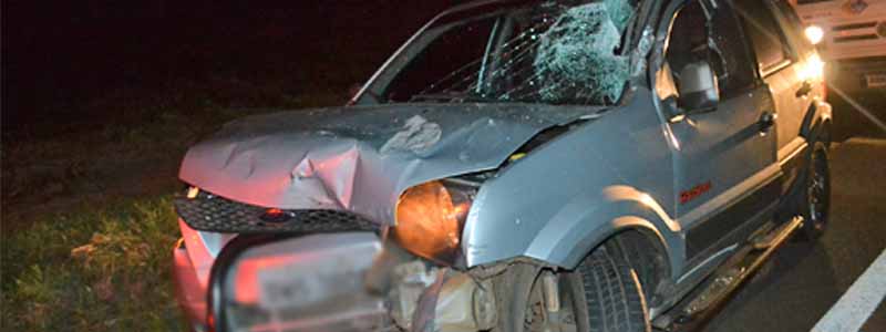 Carreta fecha Ecosport e provoca acidente em frente ao Posto Brumado