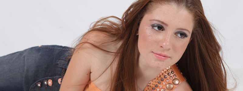 A futura nutricionista Thaís Lima mostra a beleza da mulher ruiva