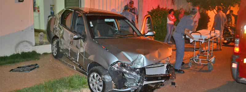 Motorista perde controle da direção, invade pista contrária e colide contra portão