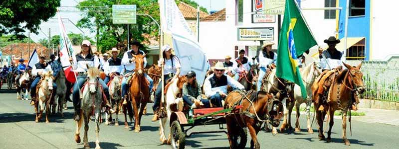Cavalgada oficial da Expo reune mais de duas mil pessoas de 33 comitivas em passeio pela cidade
