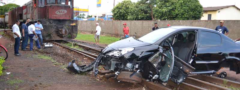 Carro fica destruído após ser colidido por trem em Paraguaçu Paulista