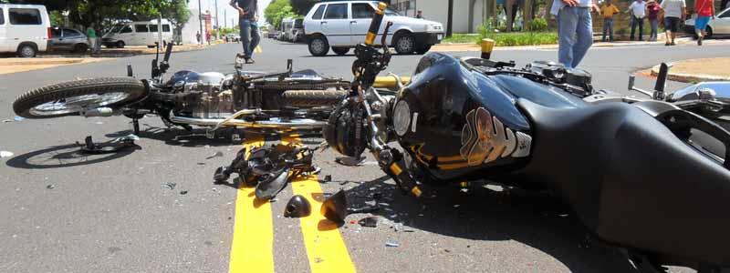 Motos colidem em cruzamento no centro da cidade