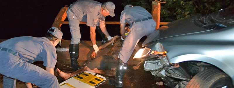 Paraguaçuense colide carro contra mureta de ponte e é arremessado no Rio Capivara