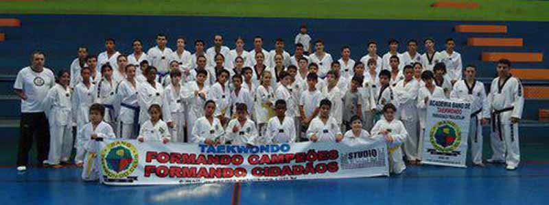 Oitenta atletas paraguaçuenses disputam torneio de taekwondo em Vera Cruz