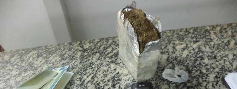 Três jovens vão para cadeia por tráfico de drogas; tijolo de maconha é apreendido com eles