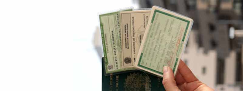 Menores encontram bolsa com mais de R$ 140 em dinheiro e pedem ajuda para encontrar a proprietária