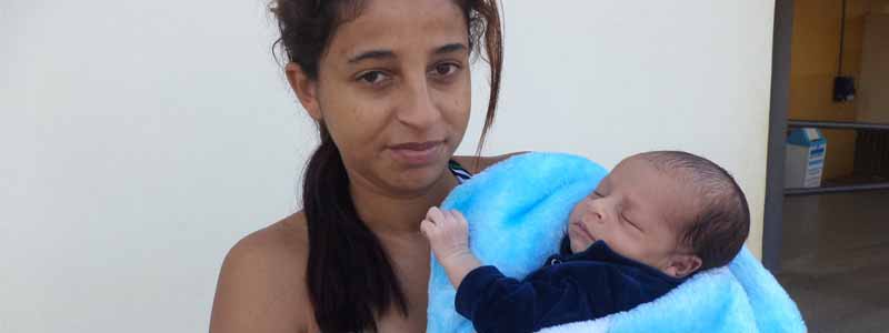 Bebê de 10 dias se engasga com leite materno e é salvo após orientações do Corpo de Bombeiros