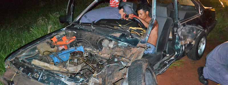 Paraguaçuense colide carro contra carreta e fica preso nas ferragens