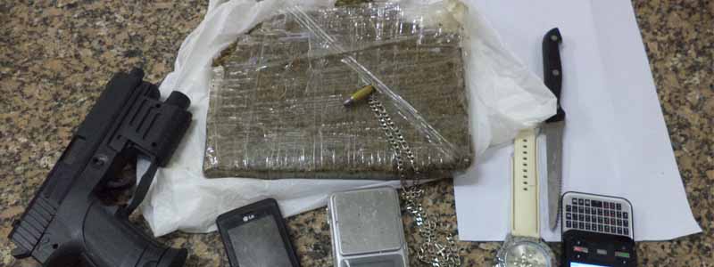 Força Tatica apreende tijolo de maconha e simulacro de arma de fogo na casa de adolescente