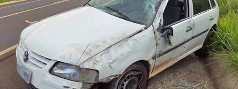 Veículo capota na rodovia após motorista perder o controle da direção