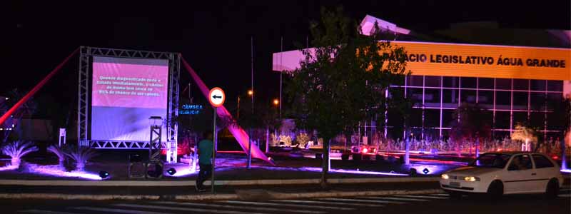 Câmara Municipal ganha iluminação rosa para alertar sobre câncer de mama