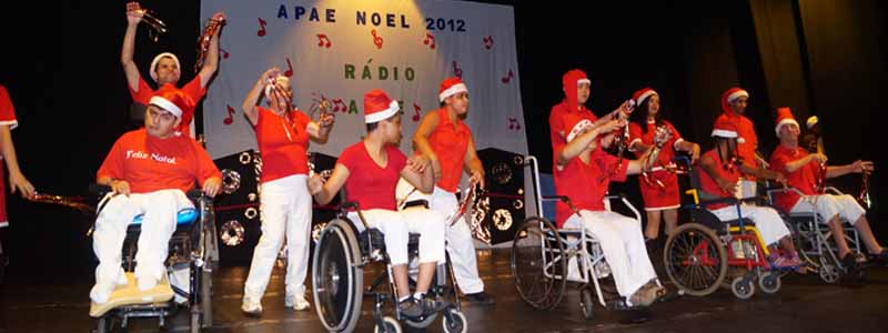 Apae Noel lota teatro de visitantes e emoção
