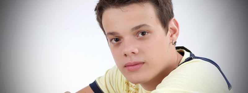 Rafael Ceranto mostra sua beleza e simpatia em sessão fotográfica