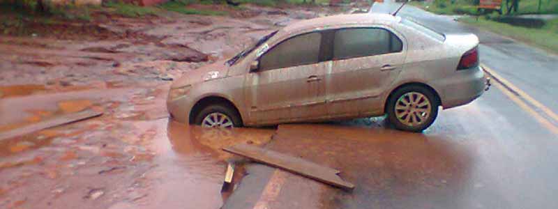 Carro cai em buraco aberto pela chuva na Rua Sete de Setembro