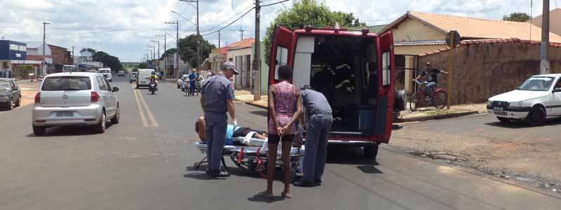 Motociclista sofre escoriações em colisão com automóvel na Rua Sete
