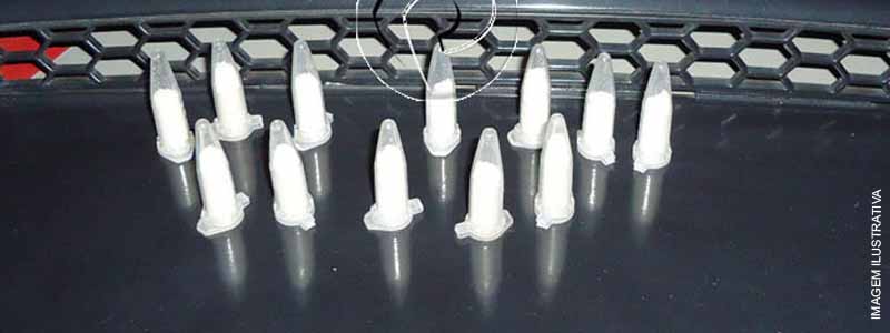 Passageiro de ônibus é preso com porções de crack e cocaína