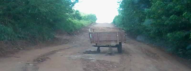 Negligência: carreta abandonada na estrada do Burrinho causa acidente