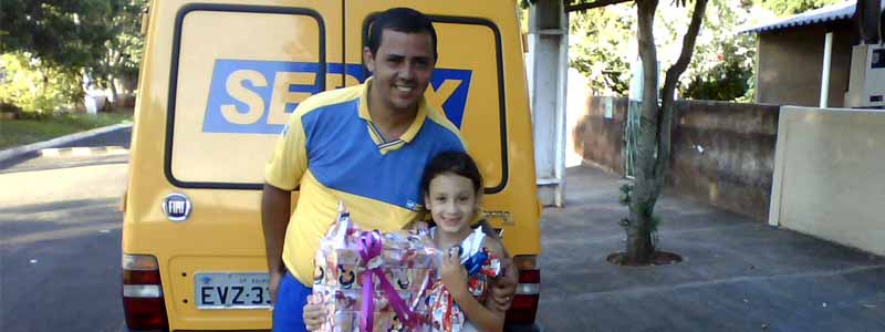 Papai Noel dos Correios entrega presentes às crianças de Paraguaçu Paulista