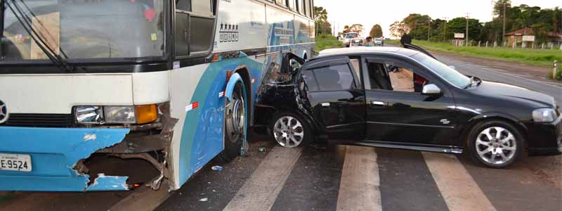 Freio de ônibus falha e causa acidente na Manílio Gobbi