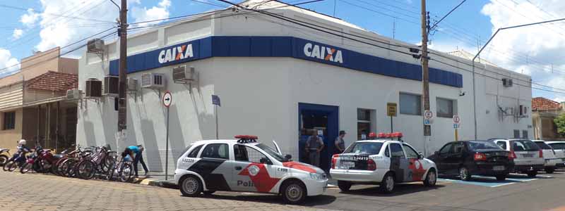 Idoso aciona a PM após ser humilhado ao tentar entrar em agência bancária