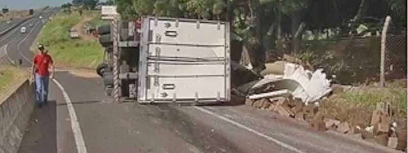 Caminhão com 28 toneladas de margarina tomba e interdita trecho de rodovia que liga à Assis