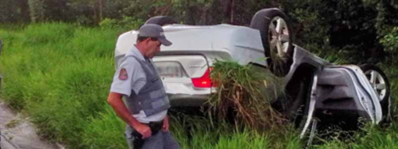 Água na pista causa capotamento na Manílio Gobbi