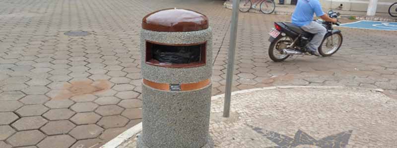 Prefeitura instala novas lixeiras na região central de Paraguaçu
