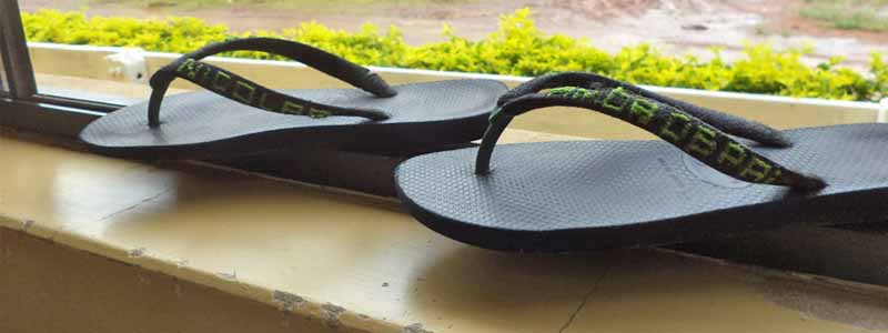 Ao furtar casa, ladrão esquece chinelo com nome bordado