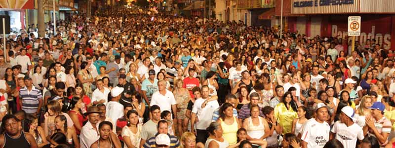 Milhares de pessoas acompanham a passagem do ano com o Prefeito Ediney na Avenida Paraguaçu