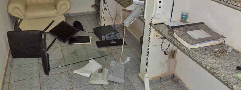 Detidos destroem a Delegacia de Polícia, agridem policiais e quebram porta da viatura