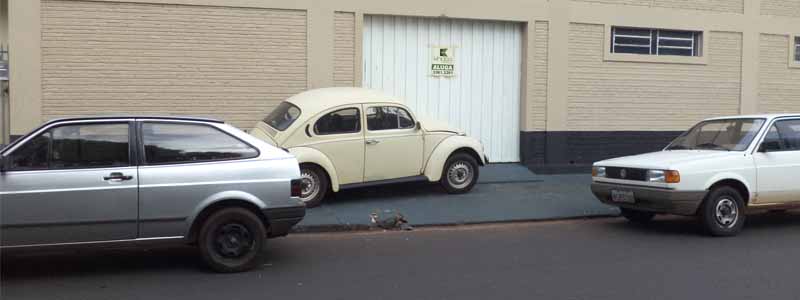 Senhor desmaia no volante e se envolve em acidente