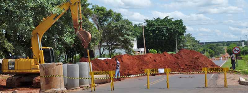 Rua Sete segue interditada para obras de contenção da erosão e drenagem de águas pluviais