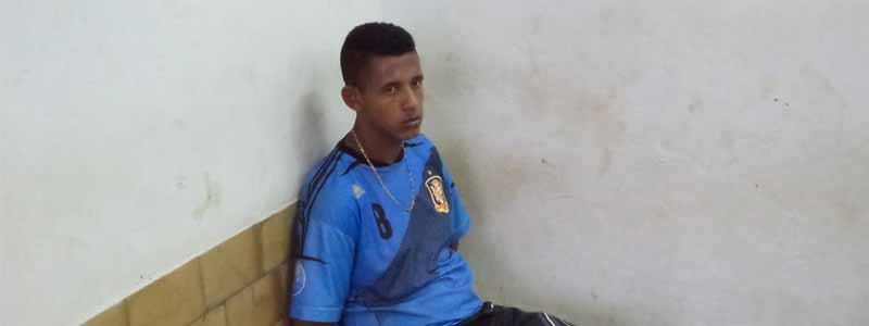 Dois são presos após a Força Tática localizar 25 pedras de crack escondidas em terreno