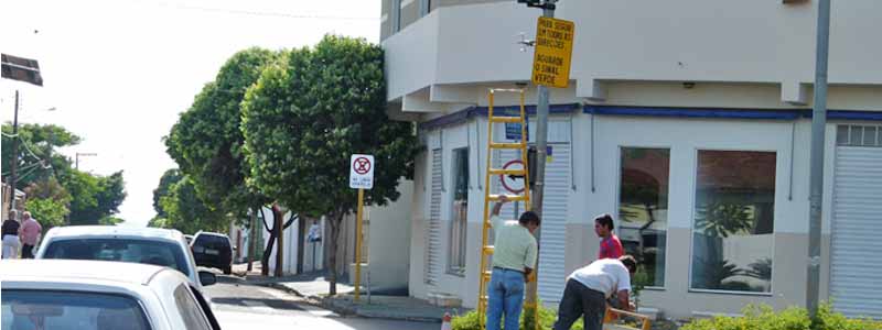 Departamento de Trânsito instala placa de sinalização para alertar motoristas e pedestres