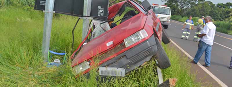 Motorista perde controle da direção e veículo vai parar em cima do guard-rail