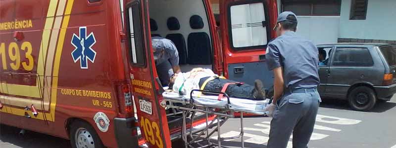Ao tentar atravessar a Avenida Brasil, mulher é atropelada por moto