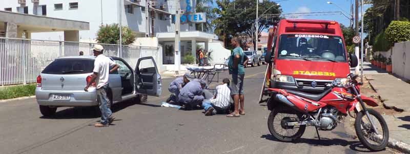 Motociclista é arremessada contra para-brisa de carro e sofre fratura exposta