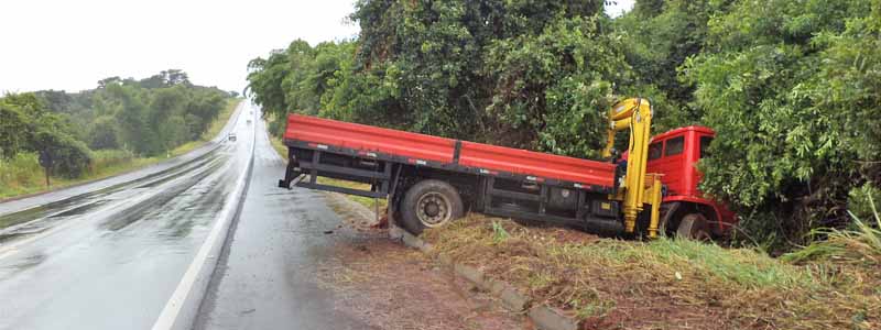 Motorista perde controle de direção ao passar em buraco