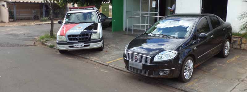 Veículo roubado é encontrado abandonado na Vila Fercon