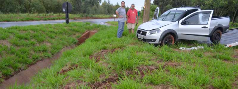 Excesso de água na pista faz veículo aquaplanar e cair em vala