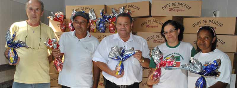 Prefeito confere qualidade dos ovos que serão entregues aos alunos de Paraguaçu