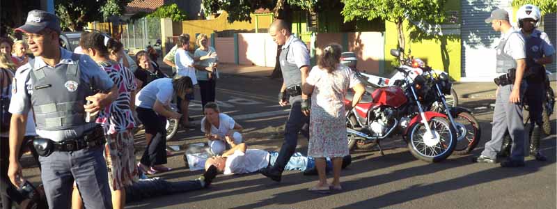 Motociclistas ficam feridos após colisão em cruzamento de ruas