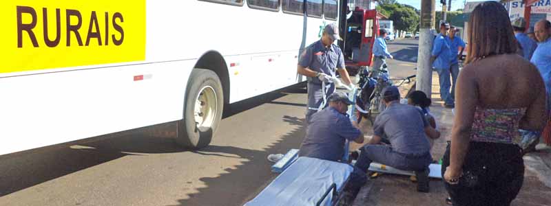 Ciclista fica ferida ao colidir em ônibus na Barra Funda