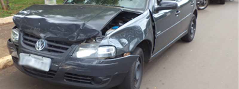 Veículos se envolvem em engavetamento na Avenida Siqueira Campos
