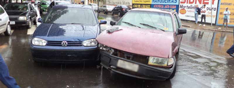 Carro é apreendido após acidente por falta de habilitação da condutora