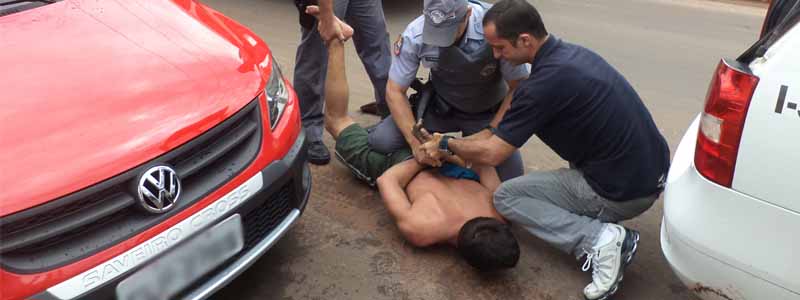 Homem descontrolado arremessa bicicleta contra veículos e agride verbalmente os pedestres