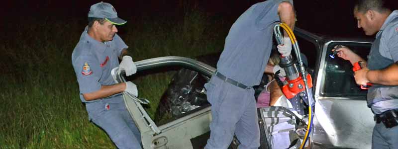 Mulher fica presa às ferragens e sofre vários ferimentos após colidir contra veículo